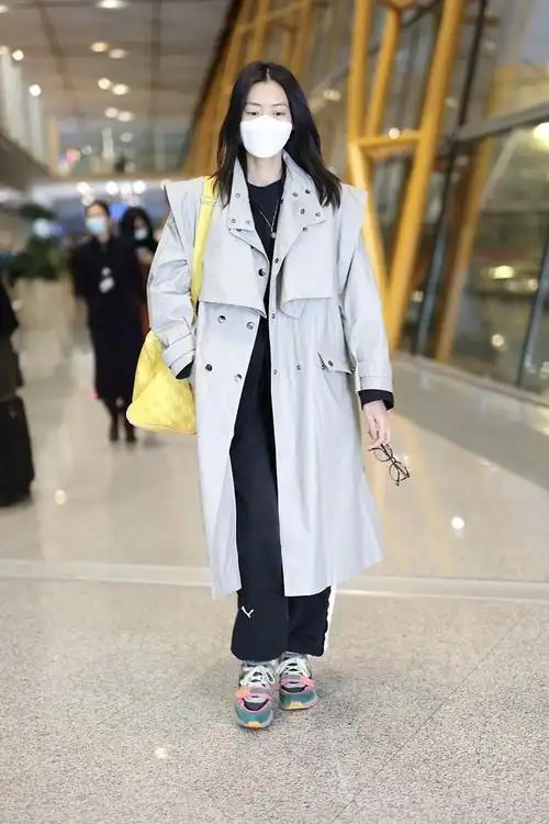刘雯超长风衣机场私服照图片