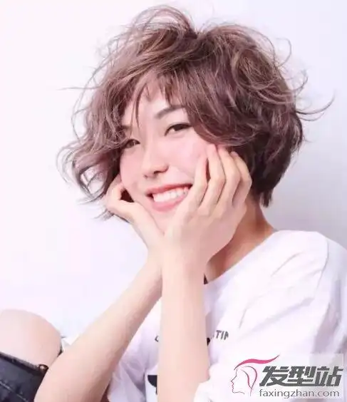 女生短发空气烫发型 这样烫轻盈空灵又瘦脸_发型站