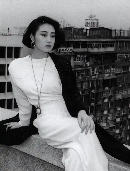 "人间尤物"利智:嫁给李连杰后生了两个女儿,如今现状怎样?