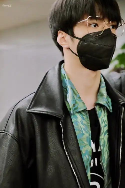 刘耀文春游自拍#刘耀文眼镜杀系列帅哥金丝边眼镜半永久戴着吧@蚀代