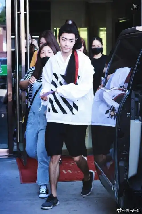 肖战山药腿一切安好!(图源cr:@超级无敌兔兔子侵删)