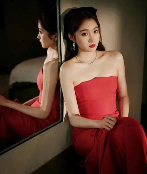 关晓彤北影节主持好美一袭红色抹胸长裙优雅大方又显气质