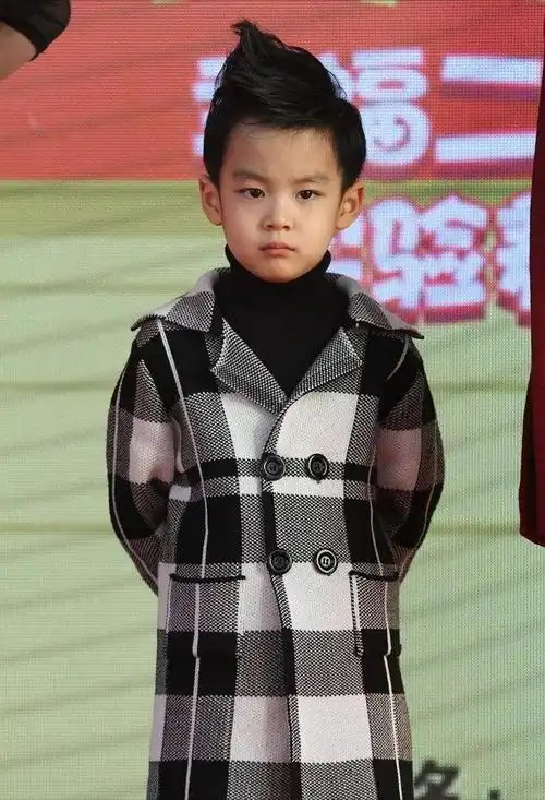 董洁15岁儿子首登杂志封面,颜值不随潘粤明,母子温馨同框好有爱