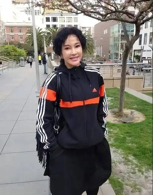 刘晓庆晨跑直接素颜,结果状态更显年轻, 穿紧身衣很肉感但有曲线_时尚