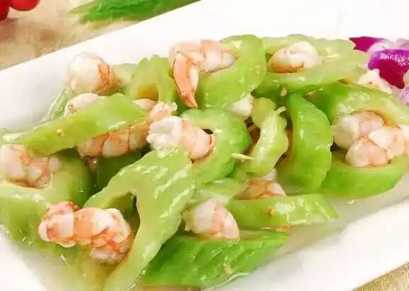 虾仁炒苦瓜,刚上桌就被吃光了,隔几天就会做一次!