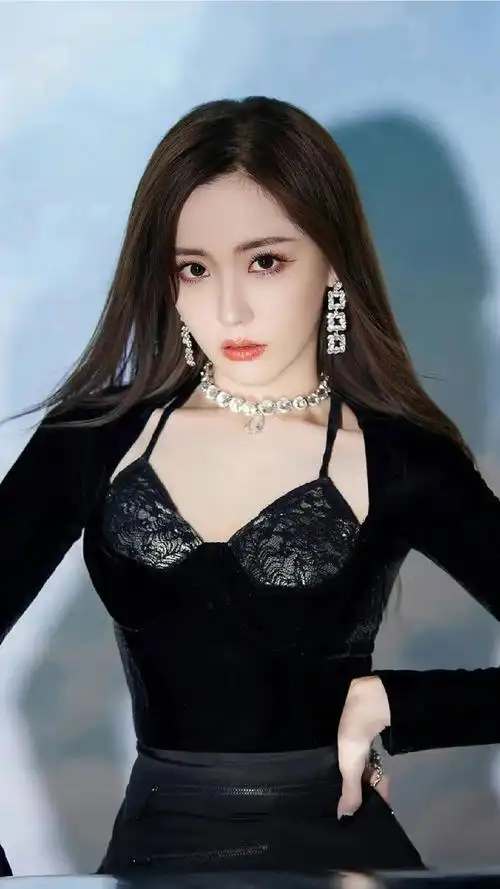 王艺瑾时尚写真:青春靓丽,性感妩媚4