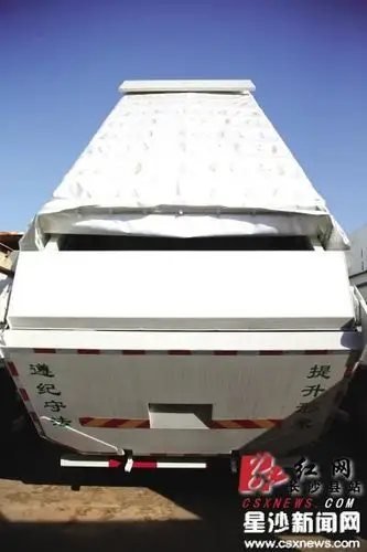 新型环保渣土车安装了平推式软篷布覆盖,密封更好更美观,可杜绝沿途撒