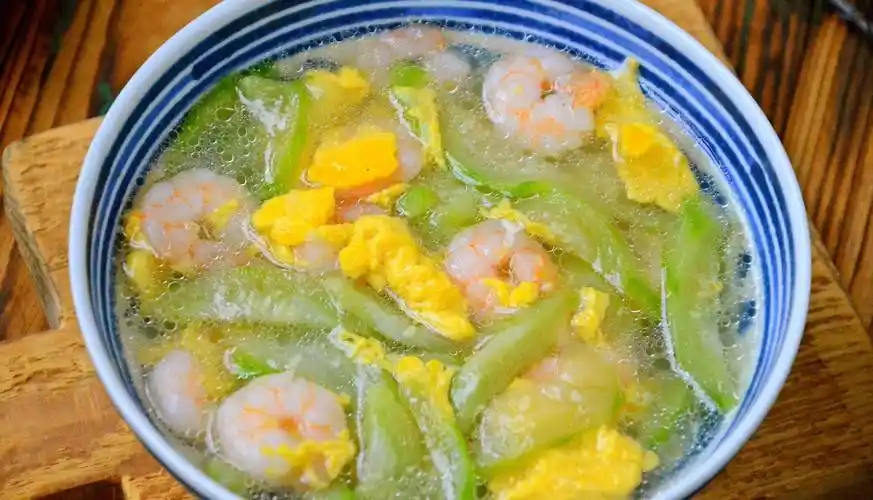 女人再忙也要好好爱自己,这汤我每周喝三次,清爽可口又鲜美_丝瓜虾仁