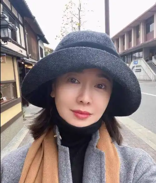 原创原创42岁左小青真任性穿灰色大衣配高领衫戴渔夫帽咬唇竟这么甜