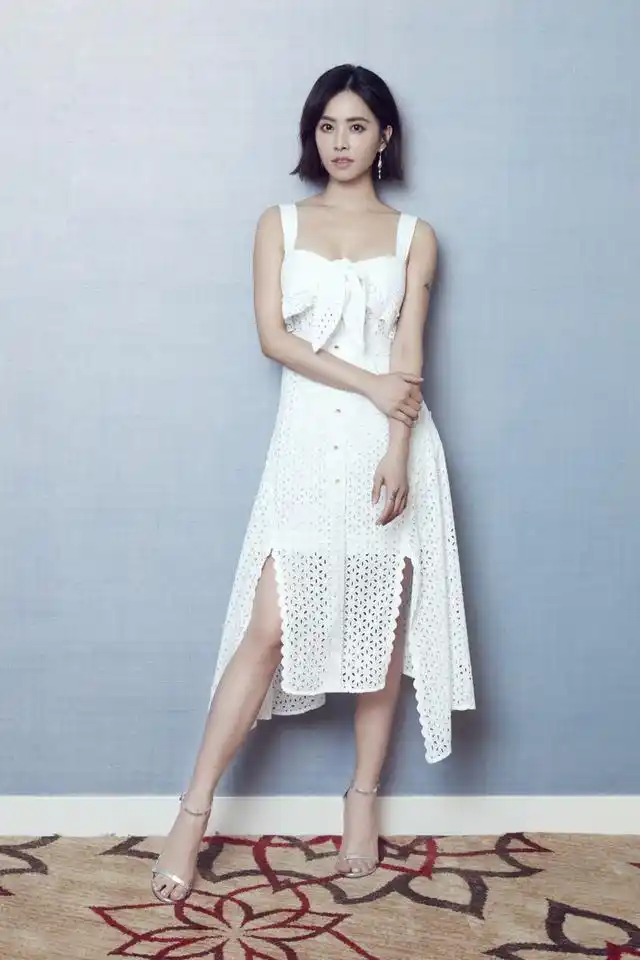 165身高的蔡依林只是换了短发造型,穿衣搭配气场至少有180的感觉