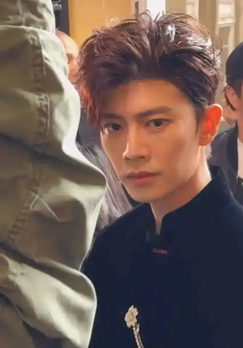 巴黎时装周明星生图:杨幂钟楚曦好美,任嘉伦发际线奇怪,吉娜真敢穿