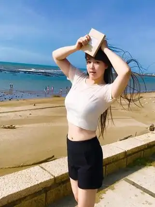 小小瑜海边拍照 强风一吹…「e胸乍现」白t快爆开!