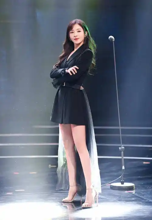 31岁张含韵练出马甲线,穿风衣配中筒袜,堪称"标准女团身材"_黑色_显得