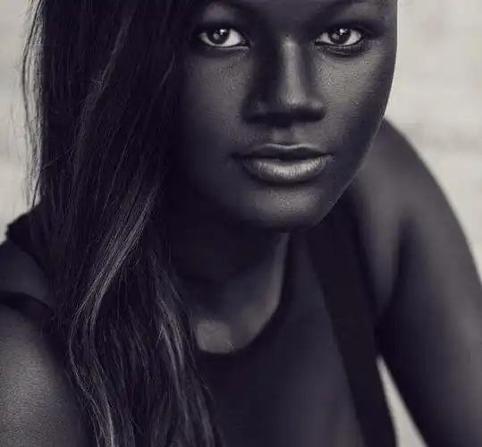 19岁女子肤色黝黑被誉为"黑色素女神".