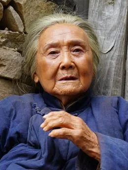 老年大妮(鲁园饰演)