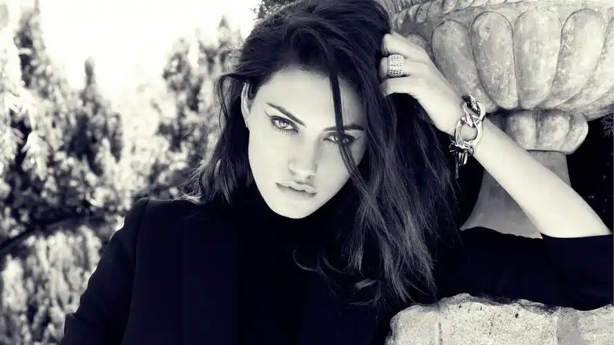 桌面壁纸 人物 黑白时代 > 美女黑白照图片显示:√欣赏模式   全屏