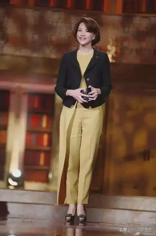董卿告诉你女人到了50岁衣要长色要简美得优雅又很得体