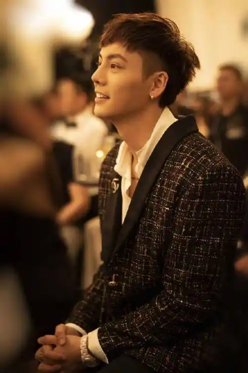 不笑男神陈伟霆,深棕色格调西装彰显男人味,笑起来像二憨子_手机搜狐