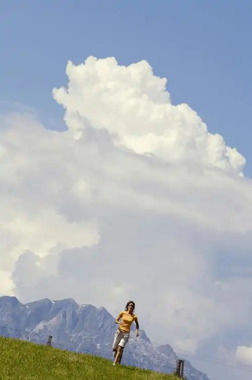 个年轻女性,仅一个女性,仅一个人,服装,电力,电线,电线杆,线,云,云朵