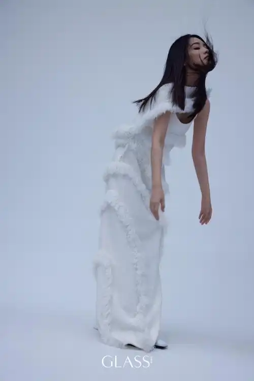 迎来了演员李沁的首登亮相 ,刚结束完 fendi 秋冬高定大秀的行程由眄