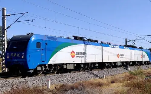 国家能源集团配属hxd1-7151大功率电力机车牵引国能/神华自备c64k大