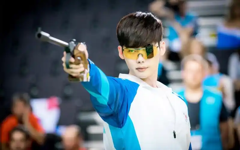 韩剧《w两个世界》李钟硕韩孝周剧照图片桌面壁纸