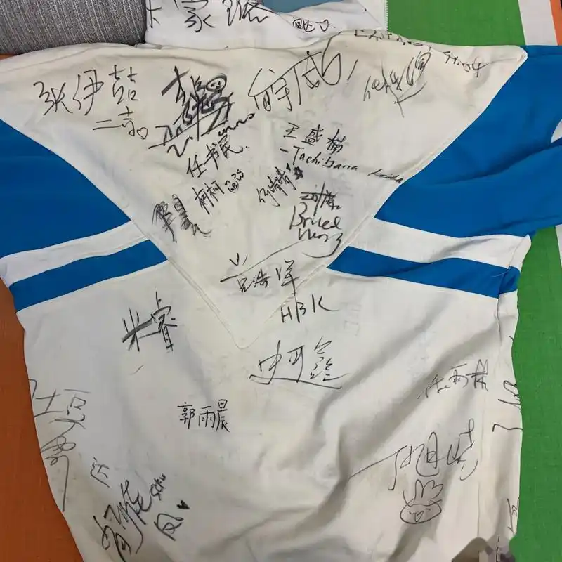 偶然翻出来初中的校服, 虽然看着贼脏 ,但是着实不敢洗.