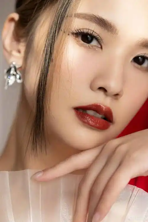 杨丞琳最新写真大秀香肩美背!雪肤玉貌性感魅力猛增_长裙_百褶_黑色