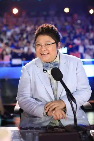 确实非常瘦,而且也不戴眼镜,皮肤也非常白,和战友的合影,韩红的长相