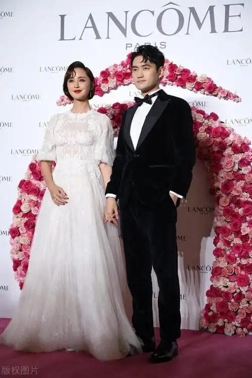 袁弘与老婆张歆艺脸有点显胖了