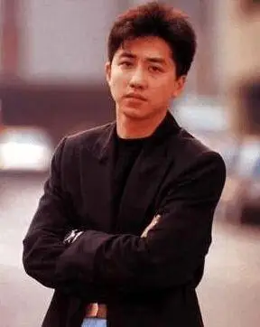 伊能静19岁儿子罕见卸掉浓妆素颜示人五官清秀超像年轻版庾澄庆