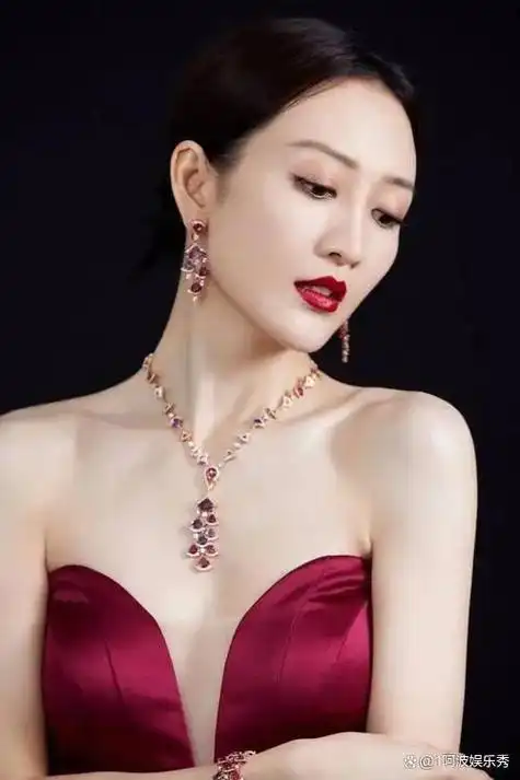 41岁王鸥美如画,穿搭时尚又有气质,身材完美像20岁