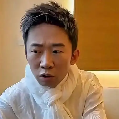 杨迪开直播力证没整容大力捏脸上五官搞笑回应开什么玩笑