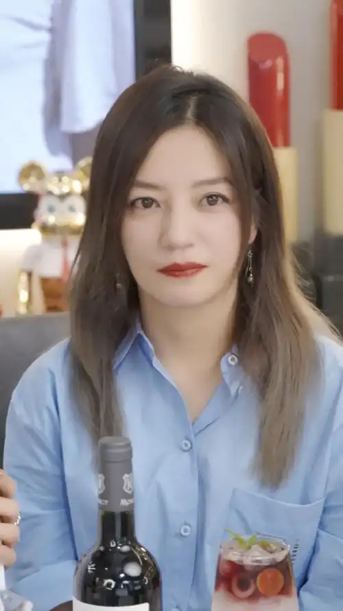 赵薇状态#不错呀,如果说"还珠格格里小燕子"那会是灵动可爱,那现在