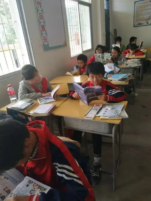 下课了,手不离书,尽享读书之乐.