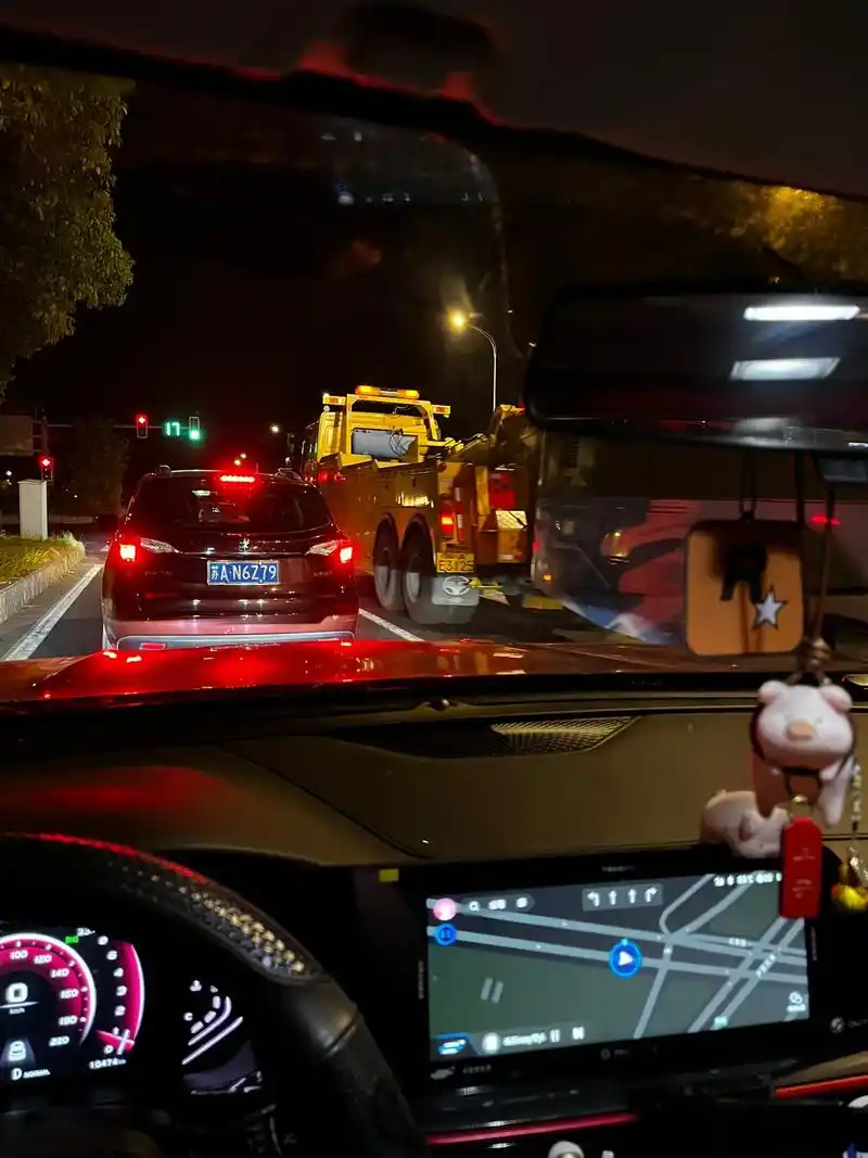 此时坐在公交车上的大哥望着窗外可能在想明天晚上吃什么吧