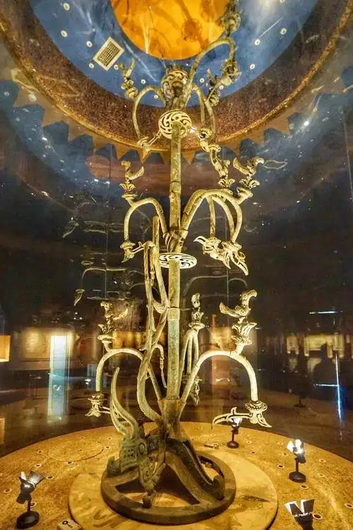 专家谭继和认为金沙太阳神鸟与三星堆青铜神树或许都是古蜀飞鸟崇拜