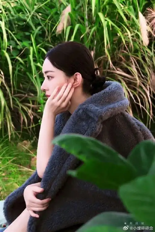 赵丽颖深v侧颜##赵丽颖时尚cosmo8月刊