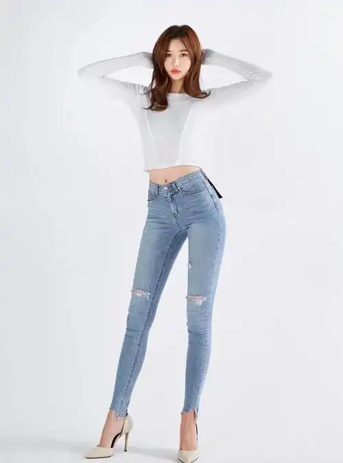 牛仔裤时尚清新更能体现女性清纯气质