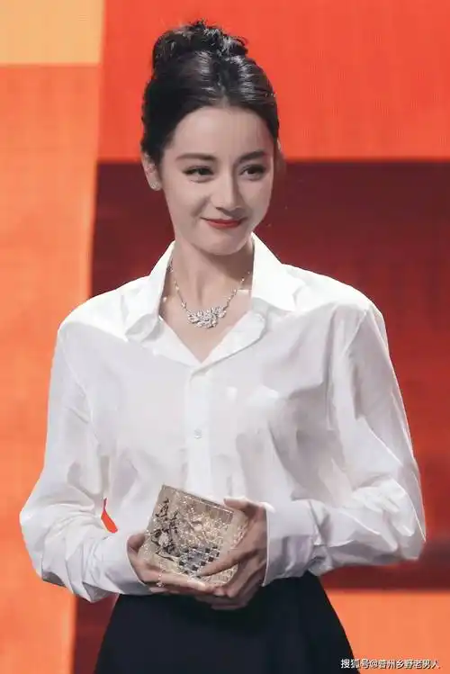 看迪丽热巴的第二套造型,白衬衫黑长裙温柔优雅,网友直呼惊艳_服装