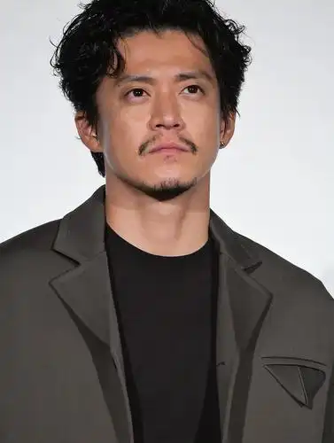 组图:小栗旬出席电影活动 胡须造型成熟稳重