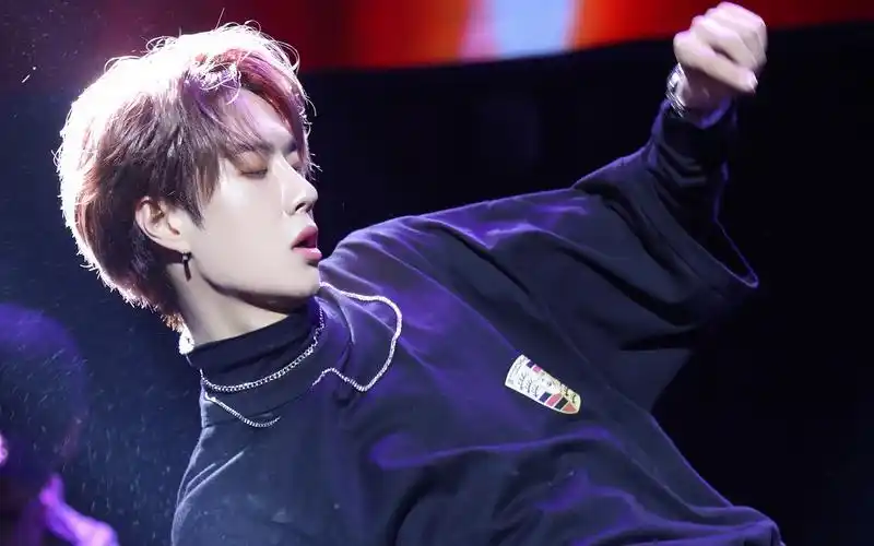 【王一博|超a连震】两场官方吹灰连震舞分屏对比