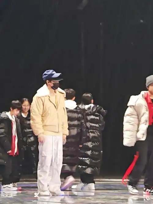 张艺兴湖南春晚彩排路透##张艺兴彩排戴了两顶鸭舌帽