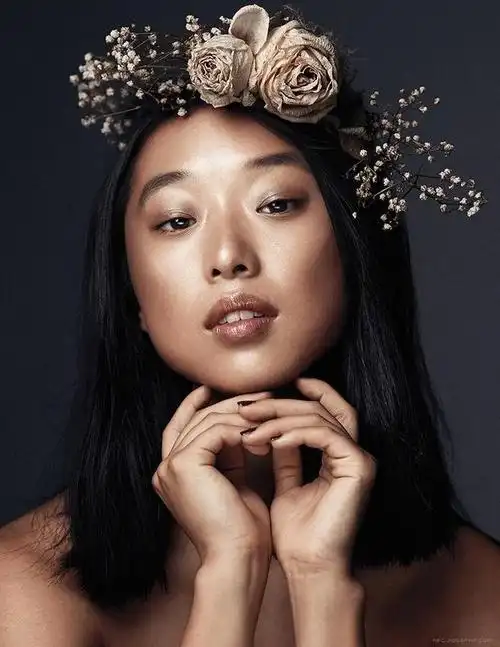 玛格丽-黑色的夏季往往意味着明亮的颜色和色调-轻花衣服和花边上衣