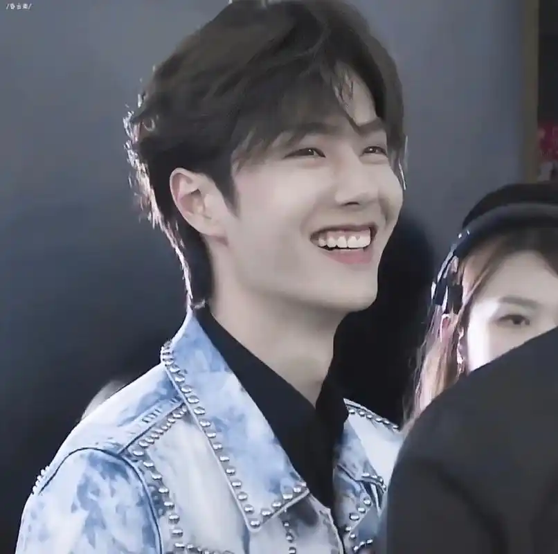 王一博笑脸vs冷脸,笑起来很可爱,不笑很酷帅,笑起来好看还是不笑好看?