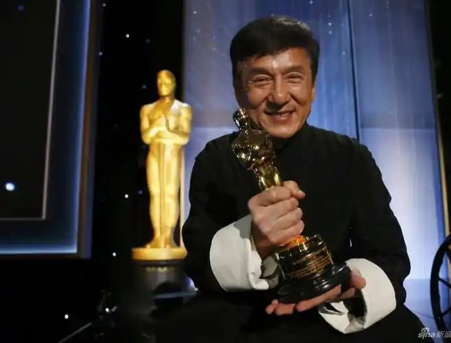 成龙获颁奥斯卡终身成就奖捧小金人灿笑