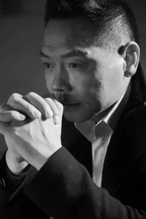 在诠释忙碌工作后稍得休息的职场男士,平静中透着一丝运筹帷幄的成熟