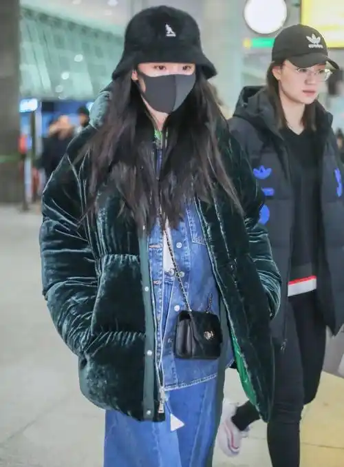 杨幂穿羽绒服现身内搭紧身衣和短裙冬天光腿也要时髦漂亮