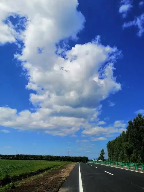 蓝天白云集当路