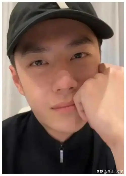 王一博素颜直播不用滤镜 笑容痞帅近距离怼镜头(2)